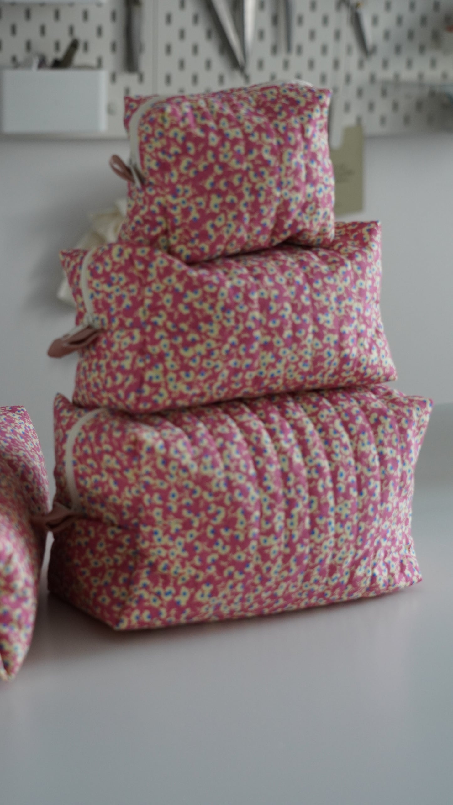 Quilted Makeup Bag Sewing Pattern - Size M - Free pattern