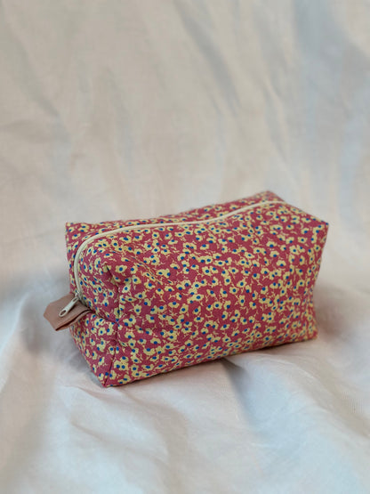 Quilted Makeup Bag Sewing Pattern - Size M - Free pattern